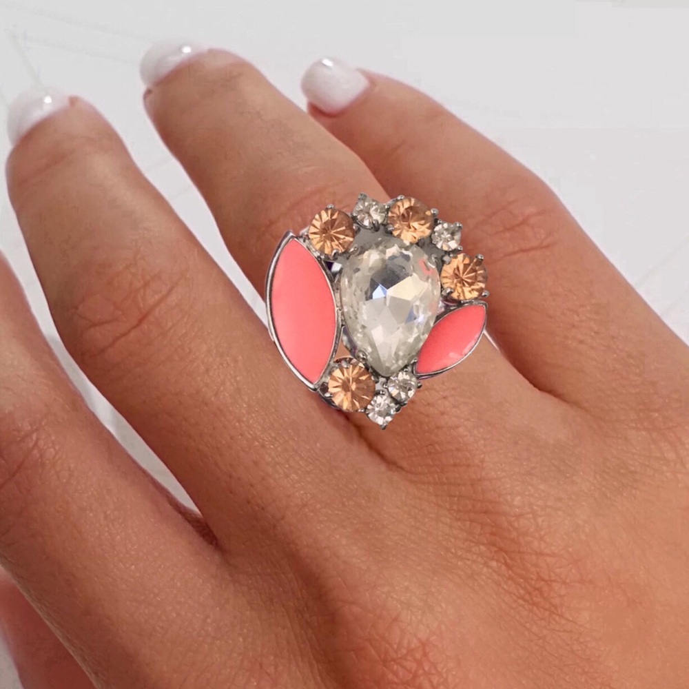 KATE SPADE • Frosty Floral Crystal Cluster Ring - Picture 2 of 8